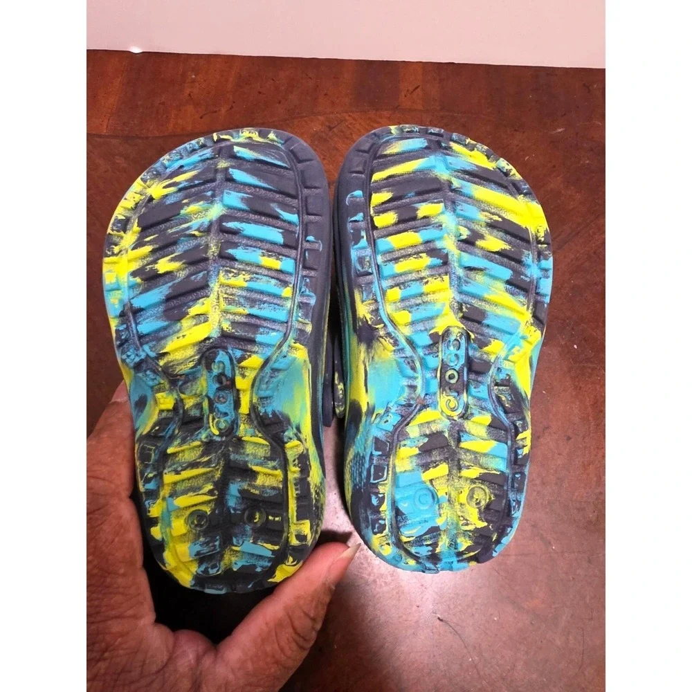 Crocs Kids C9 Tie-Dye Clogs Bee Charm‎ & Fuzzy Lined Interior Casual Relax